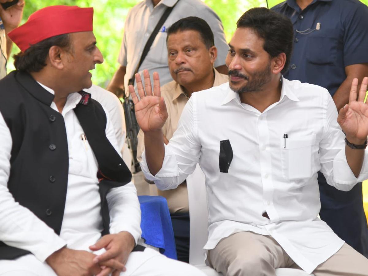 Akhilesh Yadav Joins Jagan Reddy's Protest Against Naidu-Led Andhra ...