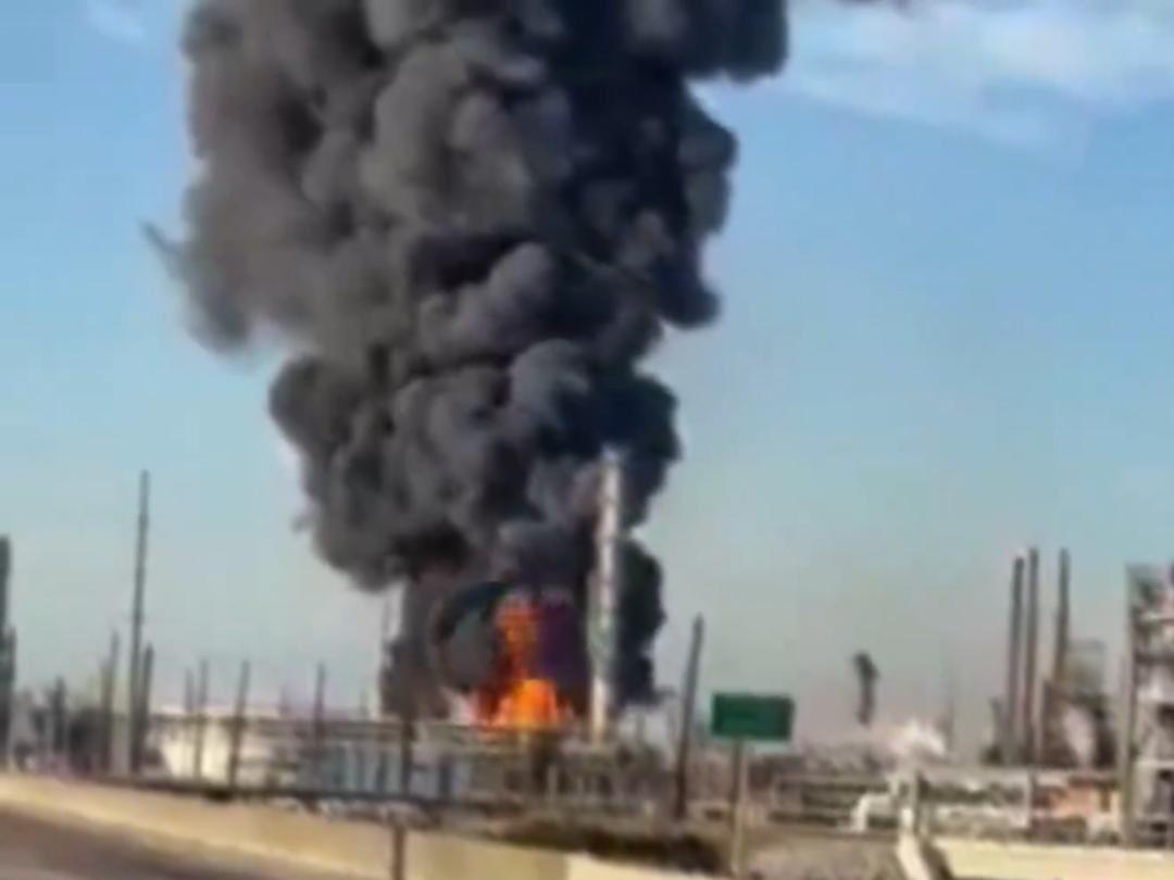 US: Oil Refinery In Texas Engulfed In Flames & Smoke After Explosion ...